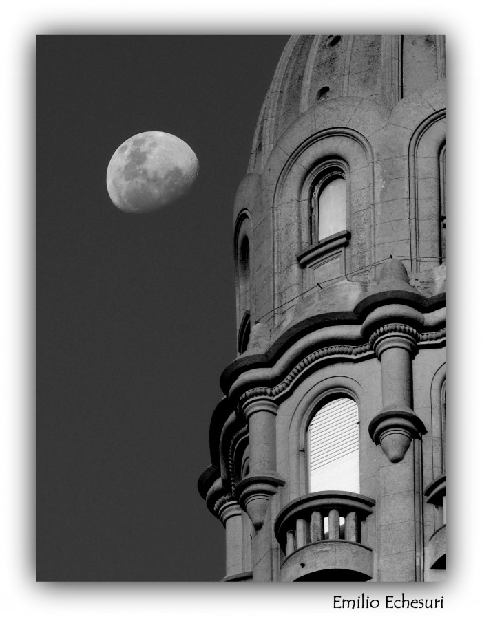 "La Luna y el palacio" de Emilio Echesuri