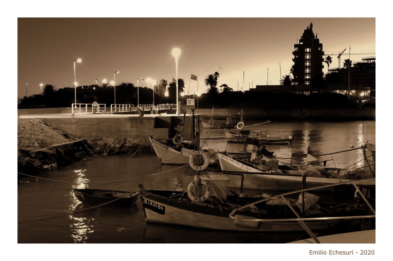 "Puertito en sepia" de Emilio Echesuri