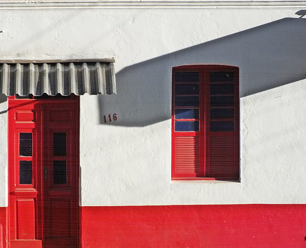 "Um olhar em vermelho, luz,sombras e formas." de Decio Badari