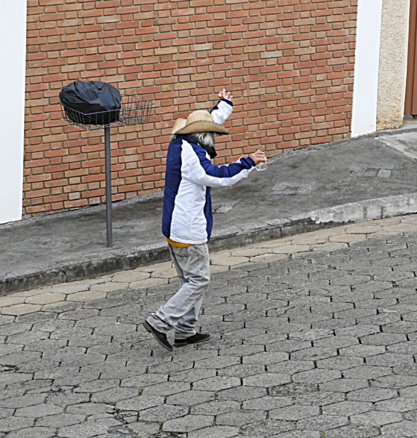 "Aquele que passa e desabafa,contra tudo e todos!" de Decio Badari