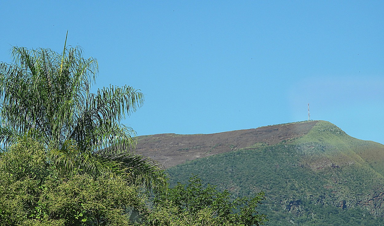 "No Pantanal de Corumb,uma montanha de minerio..." de Decio Badari