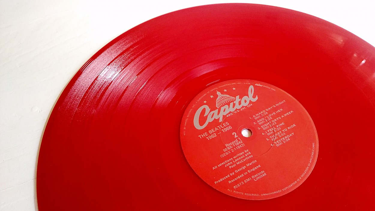"` The red album ` The Beatles/ 1962-1966" de Decio Badari