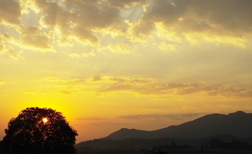 "Fim da tarde a terra cora e a gente chora........." de Decio Badari