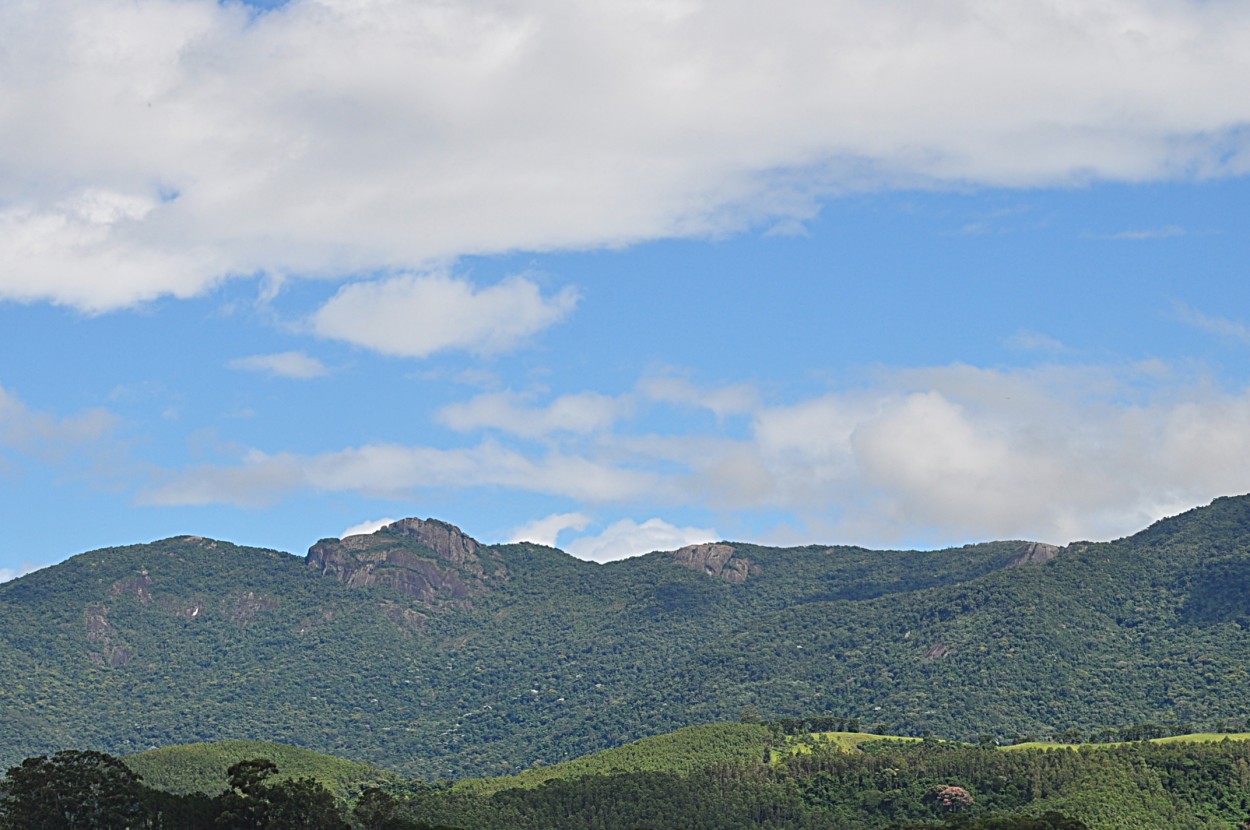 "Serra da Mantiqueira com a 70/300 Nikon" de Decio Badari