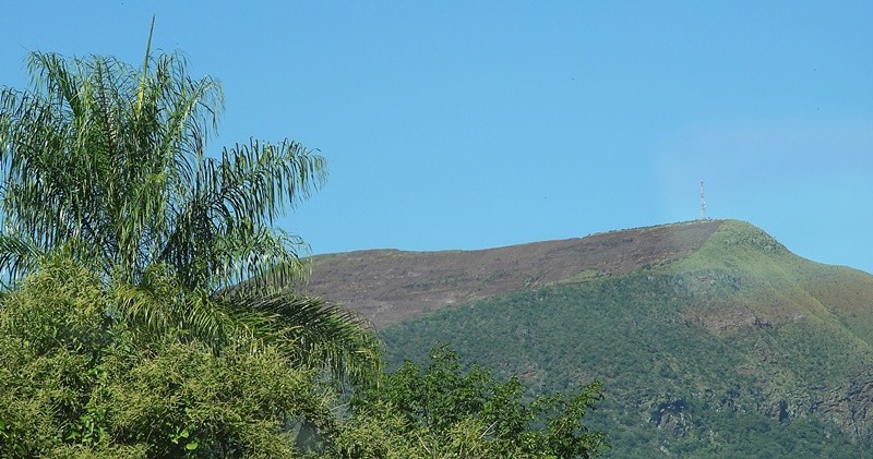 "No Pantanal, montanhas de minrio de ferro" de Decio Badari