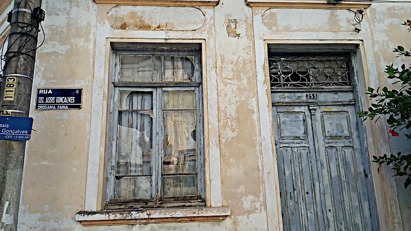 "Rua Cel Assis Gonalves,Bragana Paulista" de Decio Badari