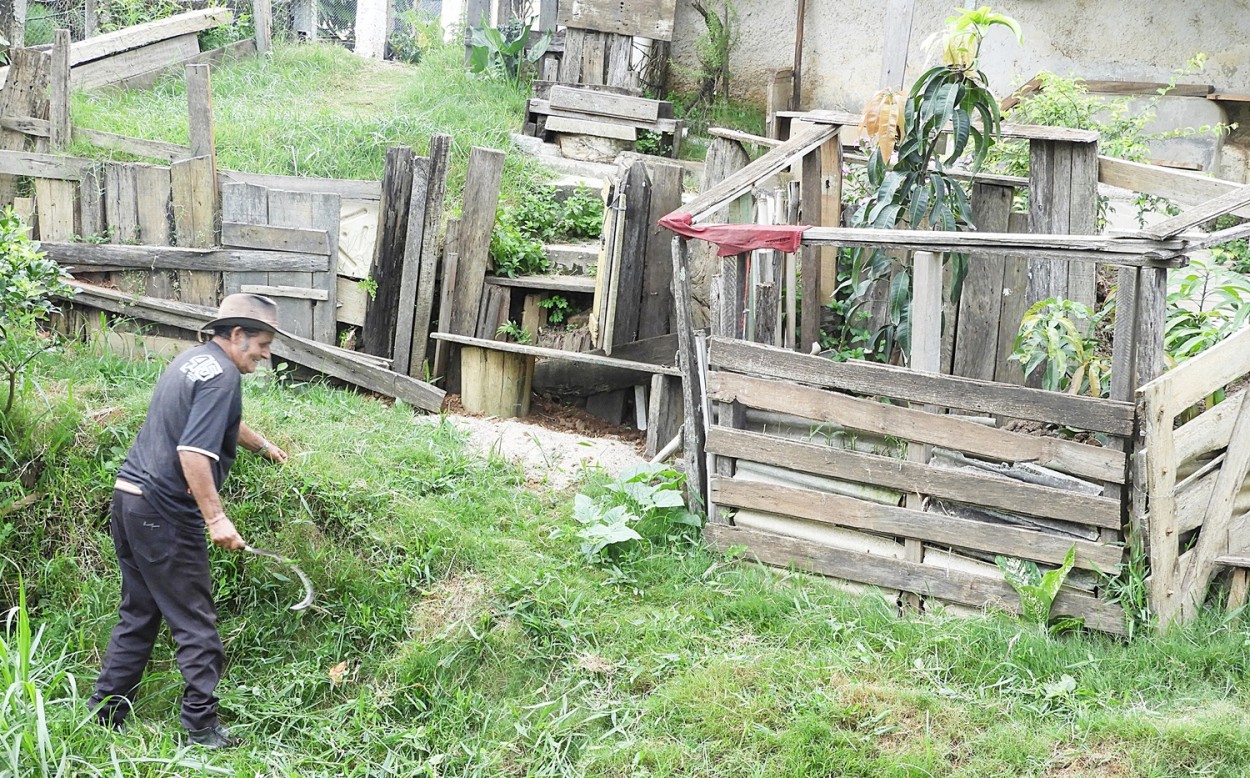 "Na periferia, limpando a entrada da casa" de Decio Badari