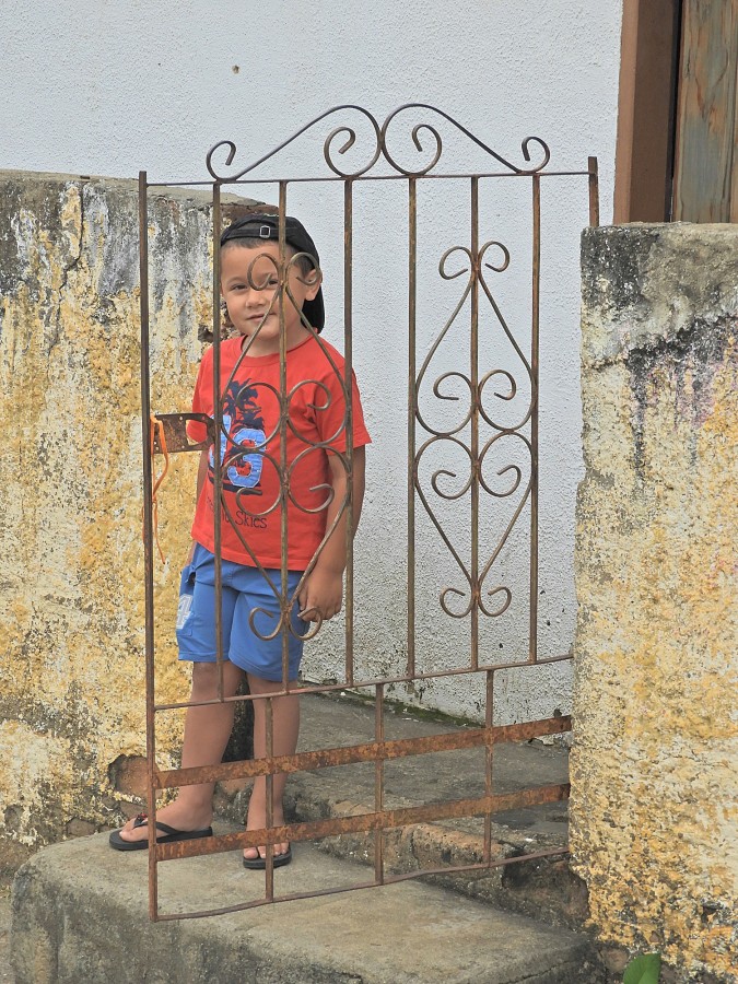 "Na periferia, sem aulas, sem brinquedos........" de Decio Badari