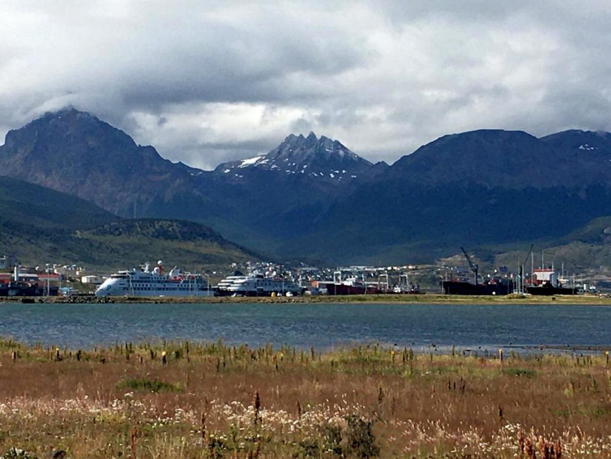 "Ushuaia, Tierra del Fuego." de Carlos E. Wydler