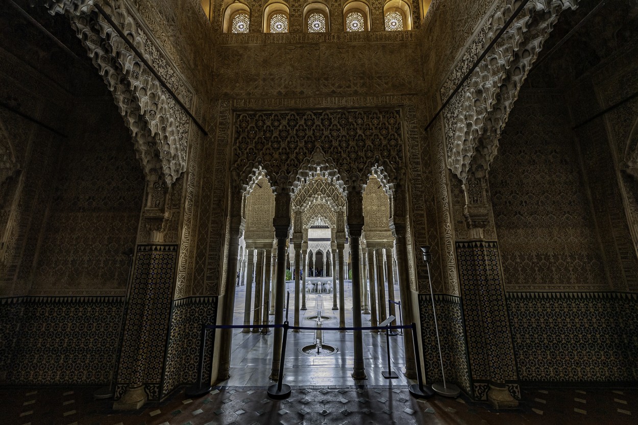 "Puerta al patio de los leones." de Carlos Cavalieri