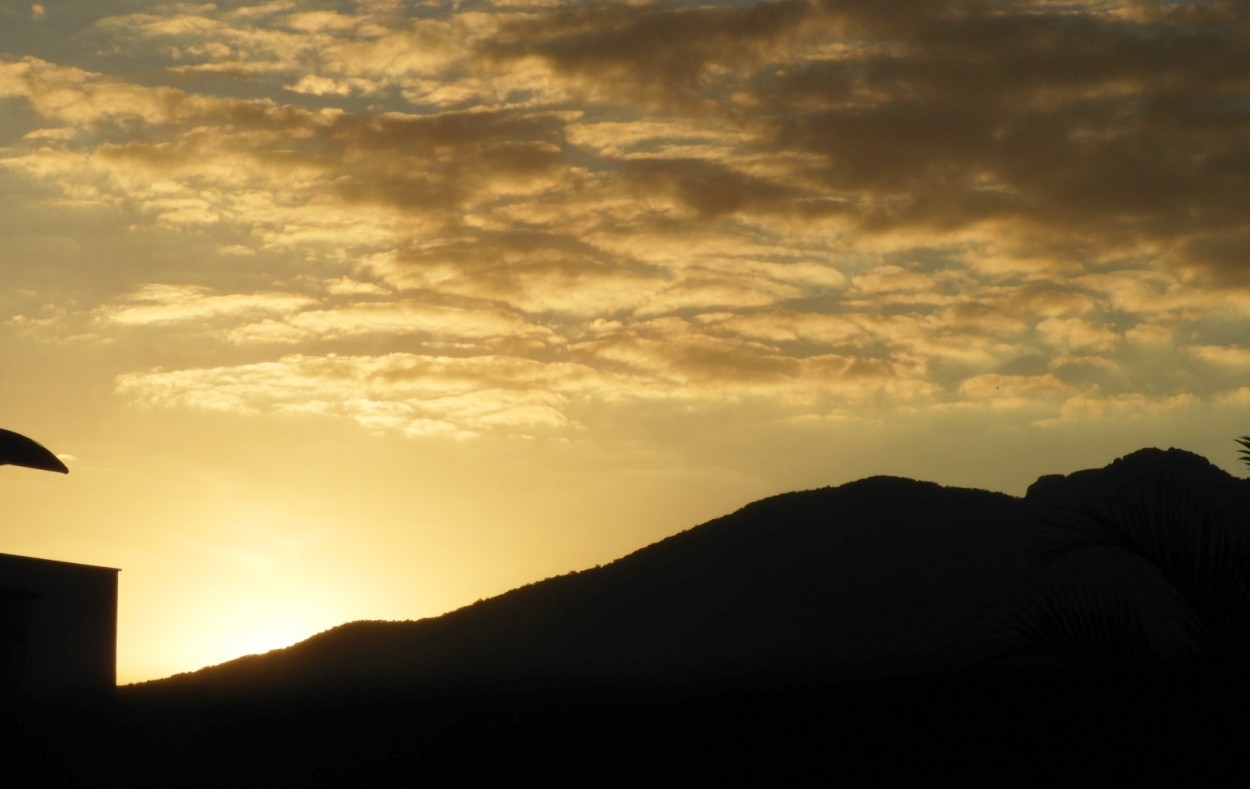 "O entardecer de ontem visto da minha janela." de Decio Badari