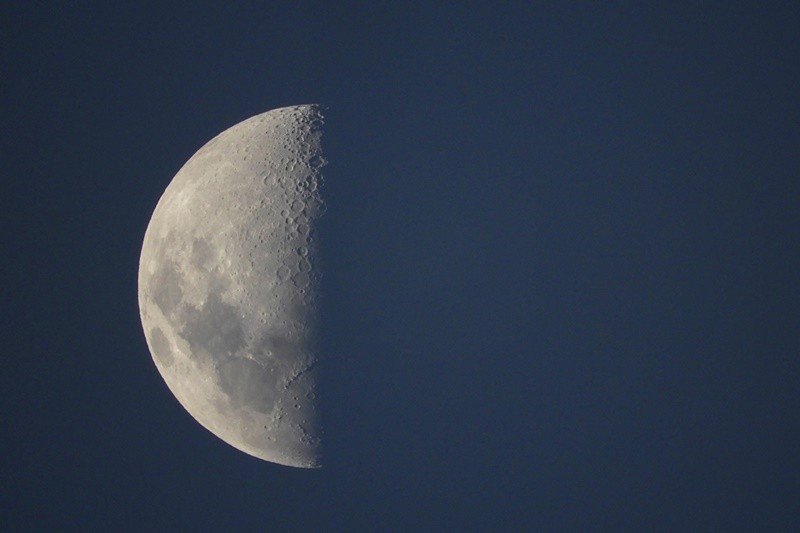 "Ontem a `media Luna`, da Big Lua do dia 26" de Decio Badari