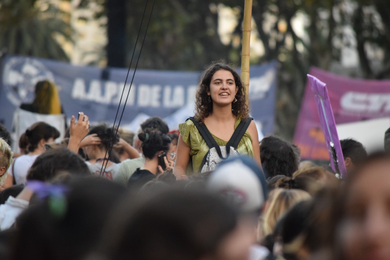 "Ella y la multitud" de Alberto Ramos