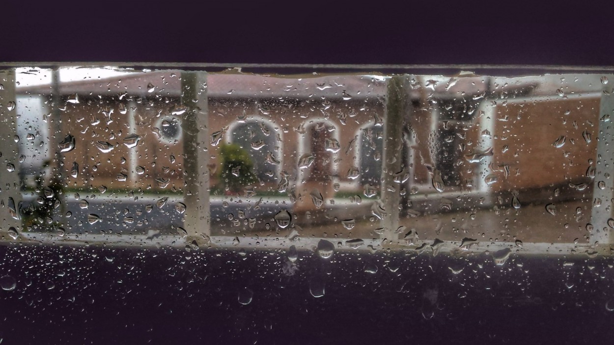 "Ontem um dia luminoso,hoje chuvas,Louvo e Agradeo" de Decio Badari