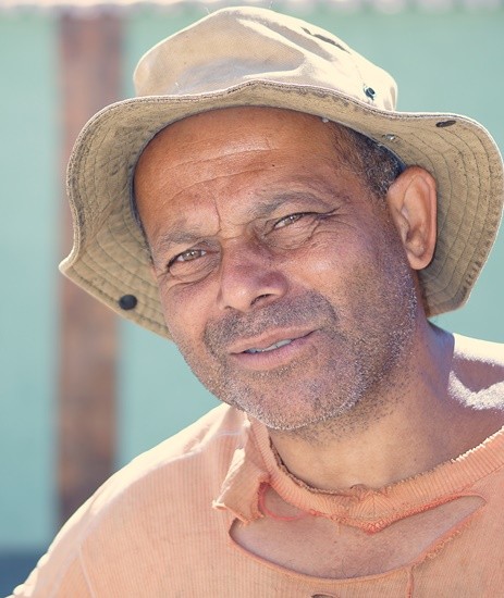 "O nosso `gari` sempre cantando M.P.B.,pura alegria" de Decio Badari