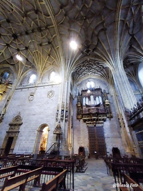 "Interior Catedral de Plasencia" de Luis Blasco Martin