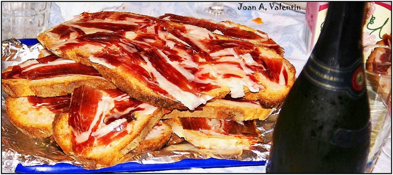 "Pa de pags amb tomaquet y pernil ibric." de Joan A. Valentin Ruiz