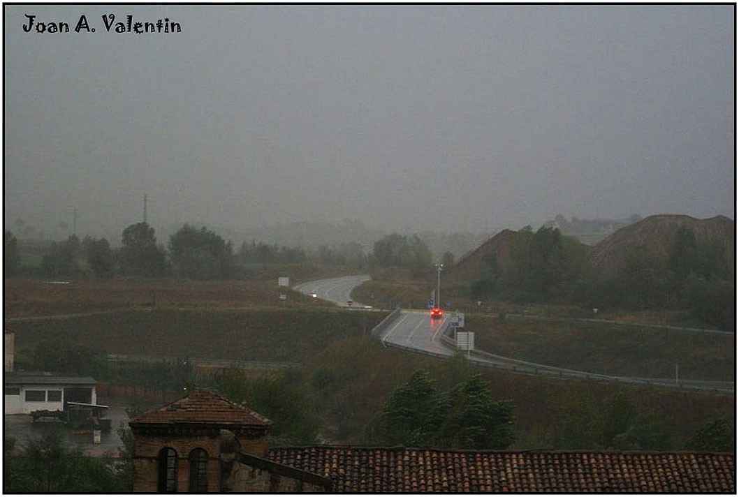 "Amanece con lluvia y niebla." de Joan A. Valentin Ruiz