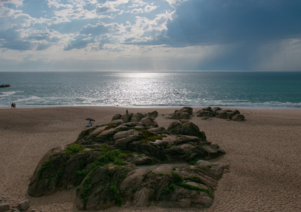 "Pedras, Mar, sol e nuvens" de Talles Gomes