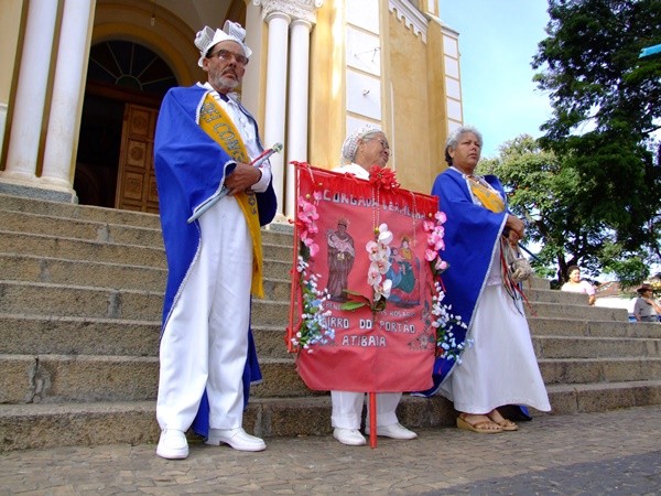 "Rei e Rainha do Congo, ao centro Porta-bandeira;;;" de Decio Badari