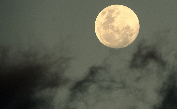 "A Lua girou, girou, traou no cu um compasso....." de Decio Badari