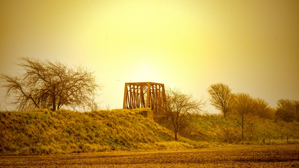 "Puente de fierro..." de Gerardo Saint Martn