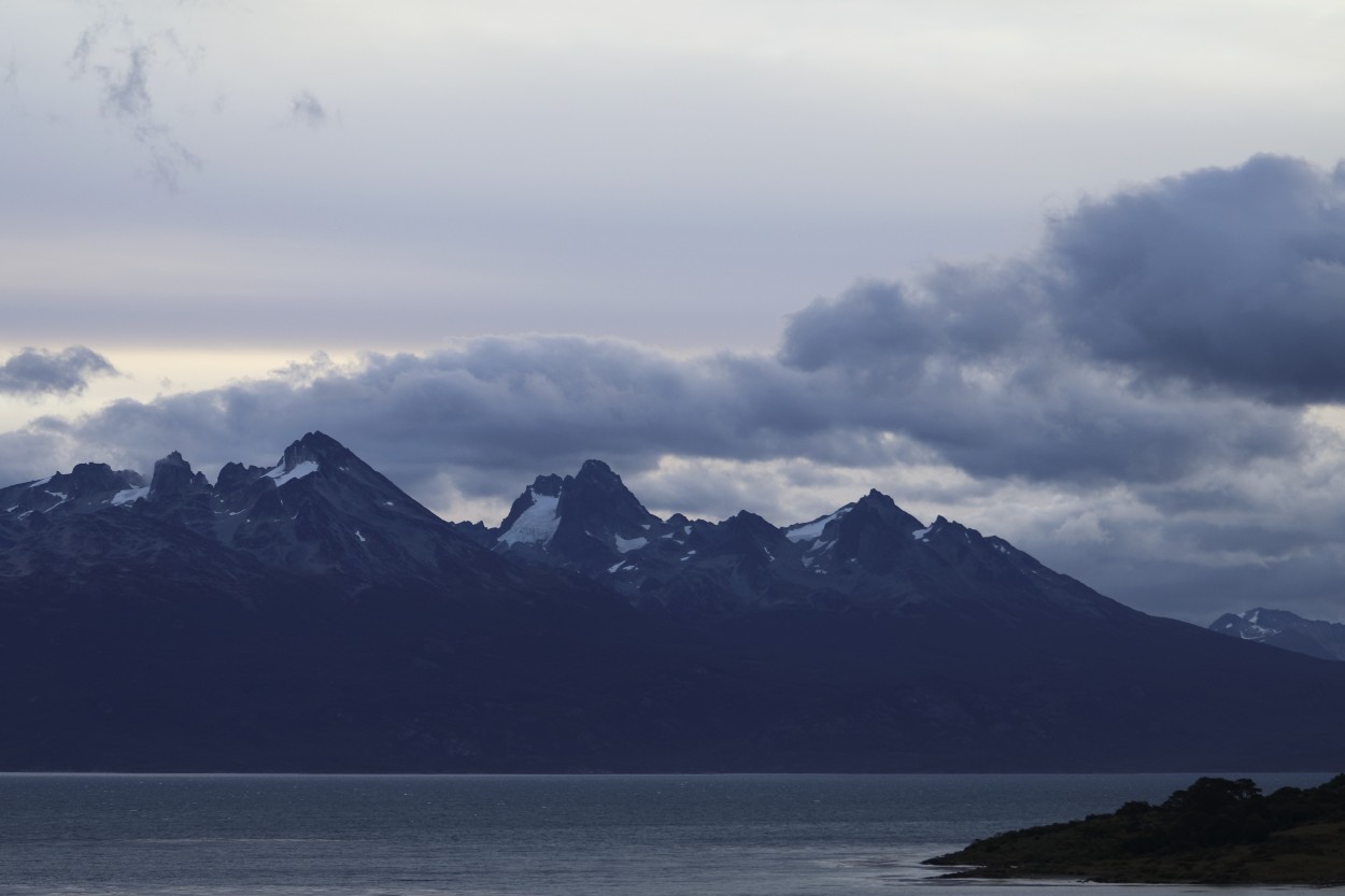 "Cumbres nevadas II" de Natalia Harosteguy