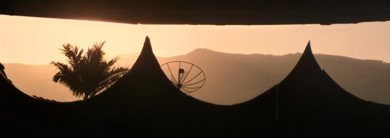 "Um por do Sol, visto pelo porto do vizinho." de Decio Badari