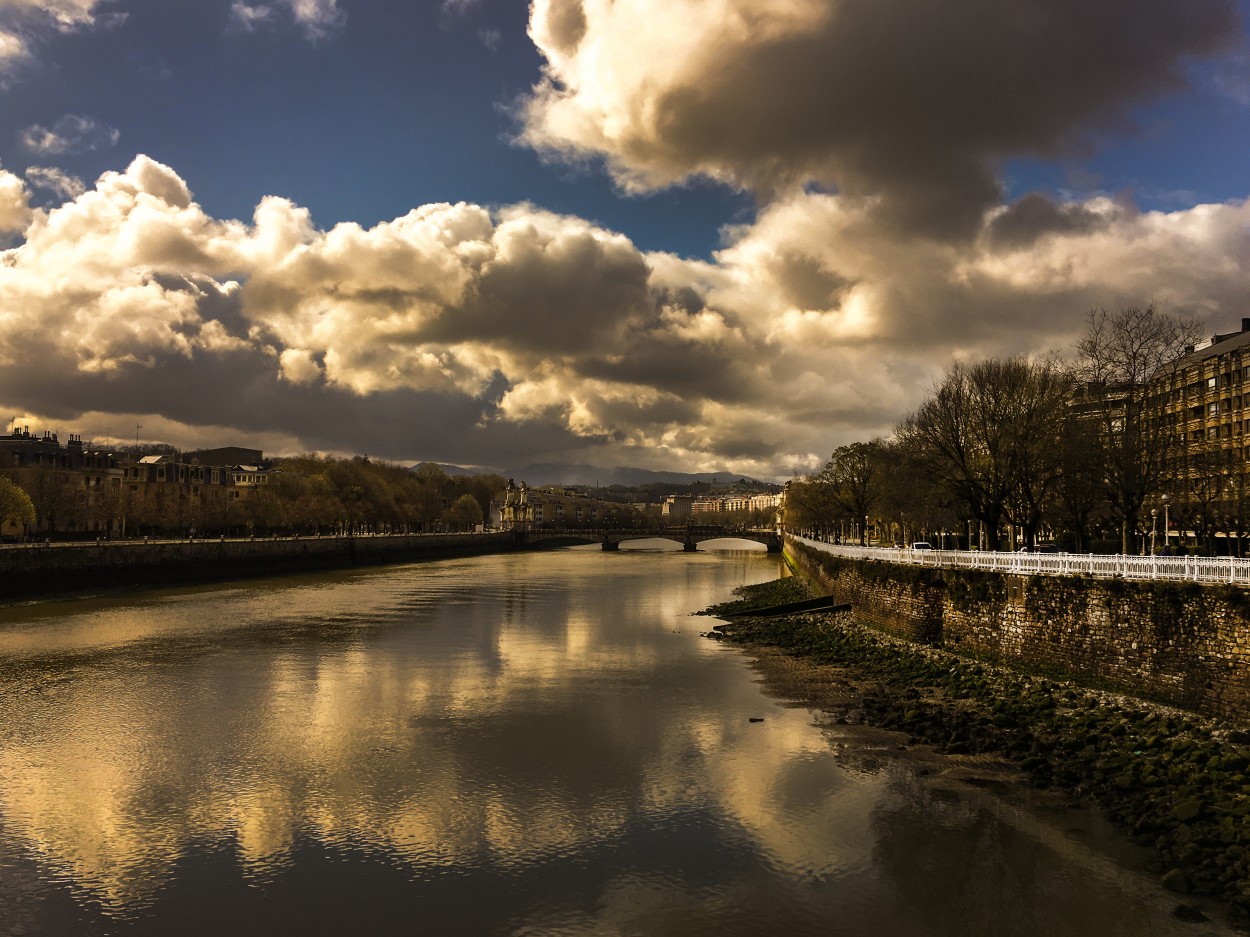 "nubes sobre la ra" de Viviana Garca