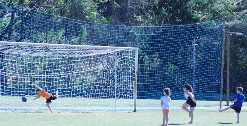 "2 jogadores,duas torcedoras, primeiro goooool!" de Decio Badari