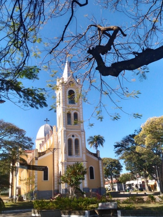 "Na praa da Igreja Matriz de So Joo Batista" de Decio Badari