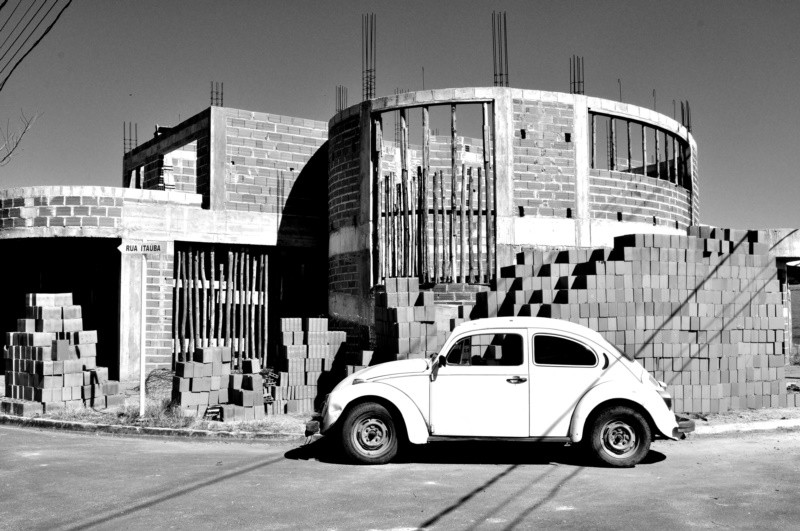 "Ou vendo o carro, ou termino a minha casa!" de Decio Badari