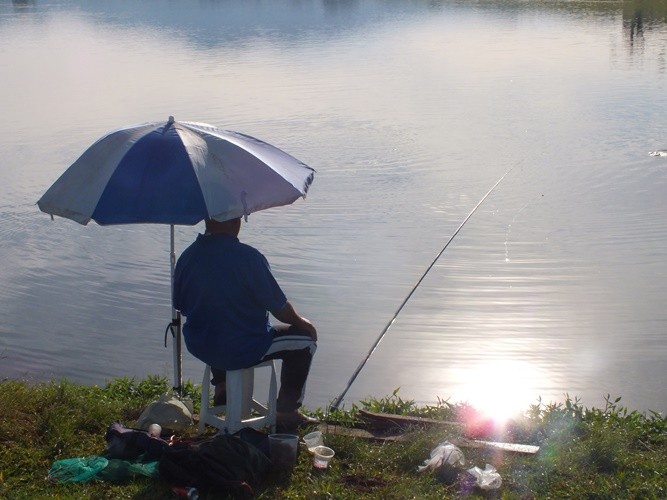 "Quem espera sempre pesca,e sentado descana!" de Decio Badari