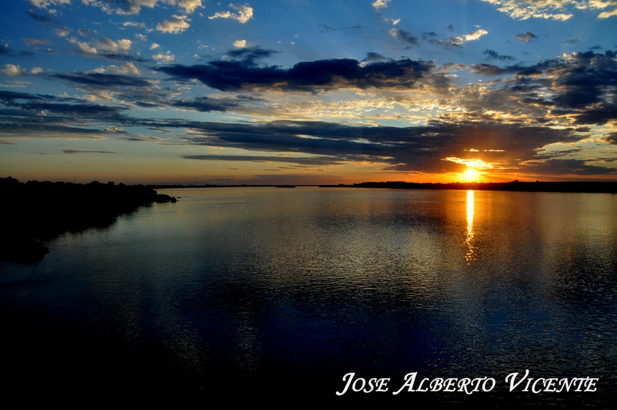 "ocaso en el rio Parana" de Jose Alberto Vicente