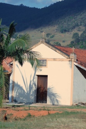 "A pequena Capela no campo." de Decio Badari