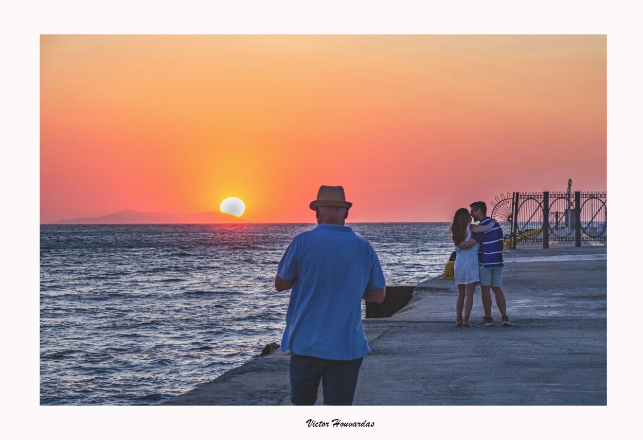 "CAZANDO ATARDECERES." de Victor Houvardas