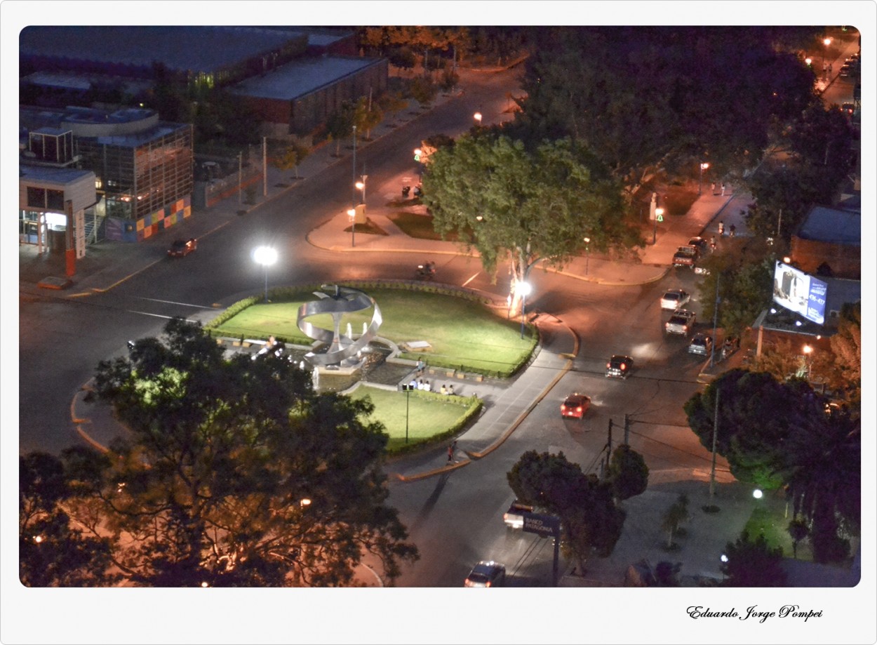 "Nocturna del monumento a la manzana" de Eduardo Jorge Pompei