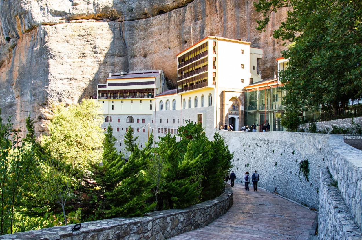 "El monasterio." de Victor Houvardas