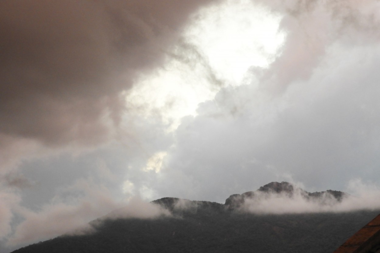 "Ontem a tarde, a chegada de uma forte chuva......." de Decio Badari