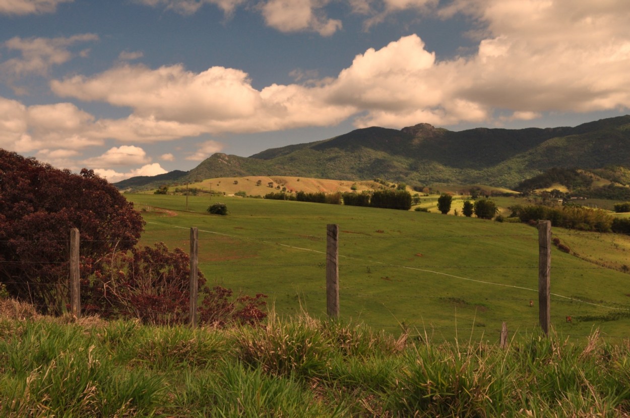 "Pausa para apreciar a Serra da Mantiqueira." de Decio Badari