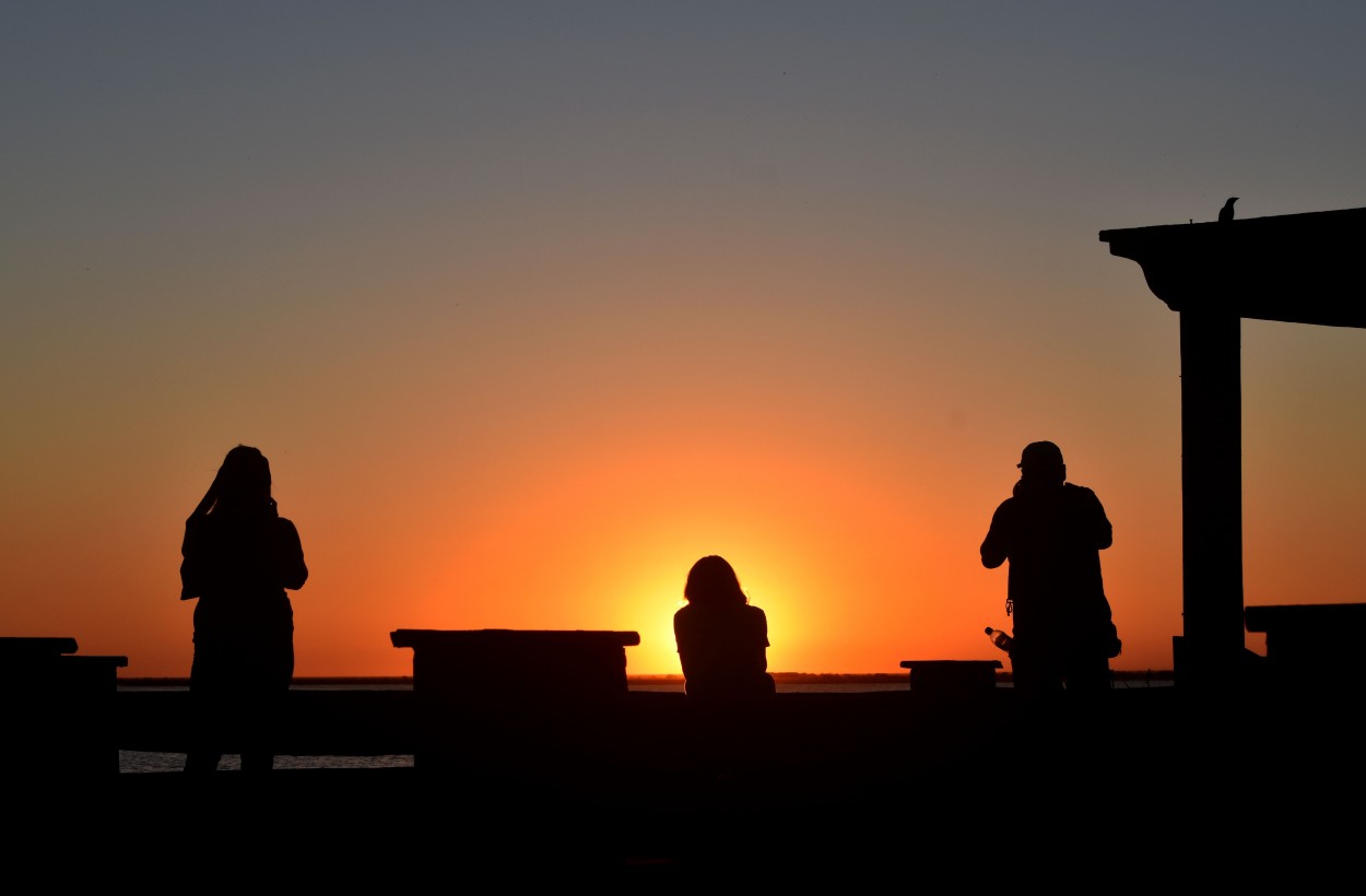 "siluetas al atardecer" de Adriana Elizalde