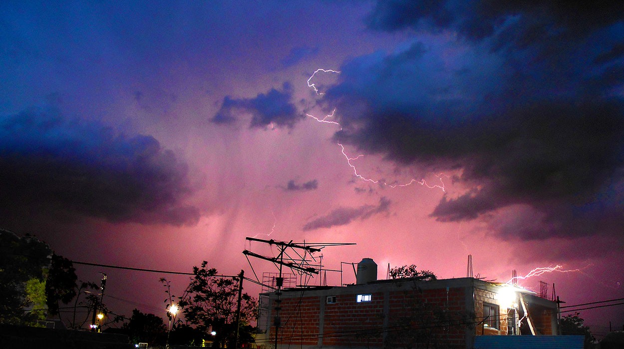 "tormenta nocturna" de Carlos Alvarez