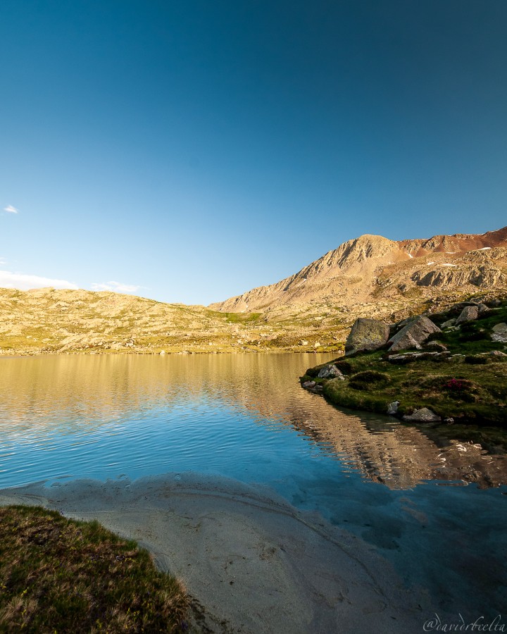 "capvespre a la riba de l`estany Gran d`Anglos" de David Roldn