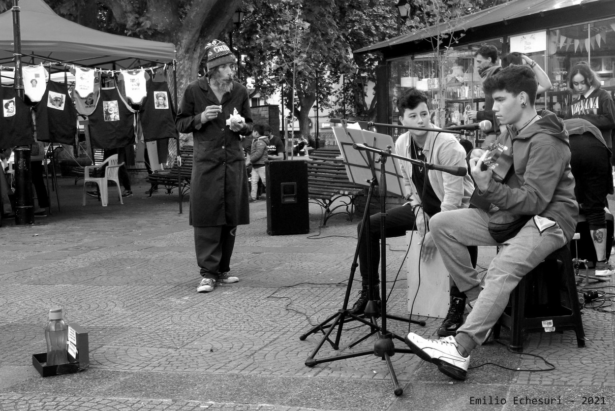 "Msica en la plaza (II)" de Emilio Echesuri