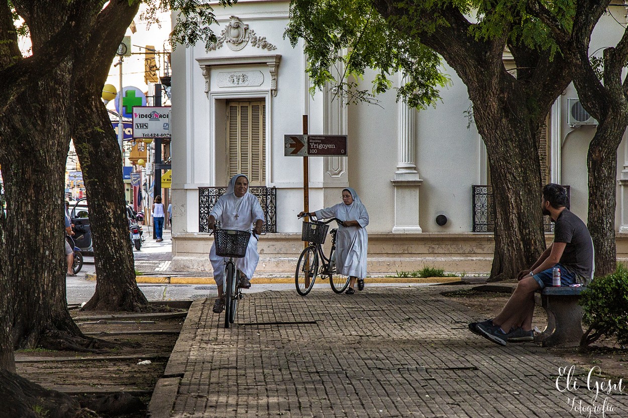 "Monjitas en Bici" de Elizabeth Gesualdo