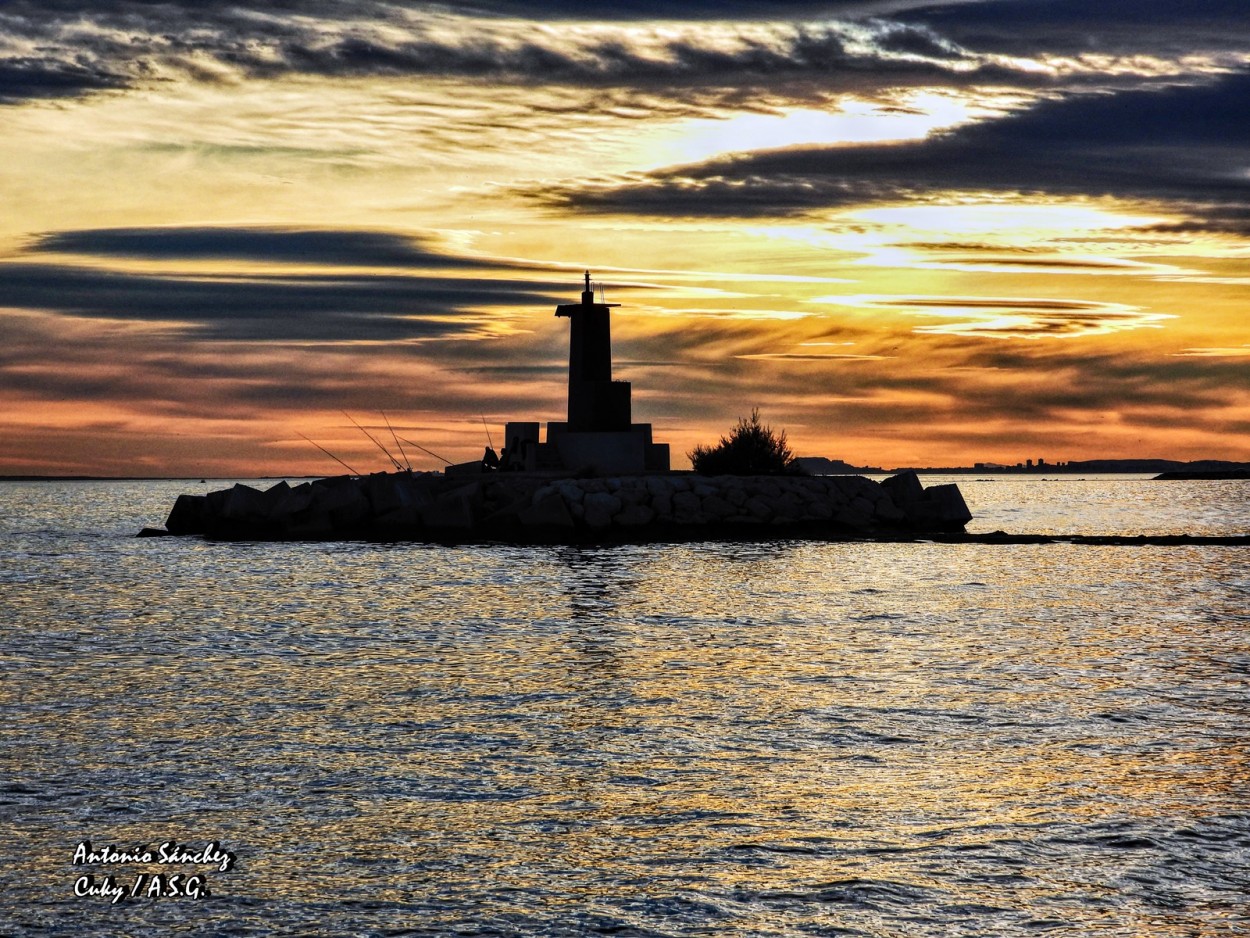 "**Pescando al atardecer**" de Antonio Snchez Gamas (cuky A. S. G. )