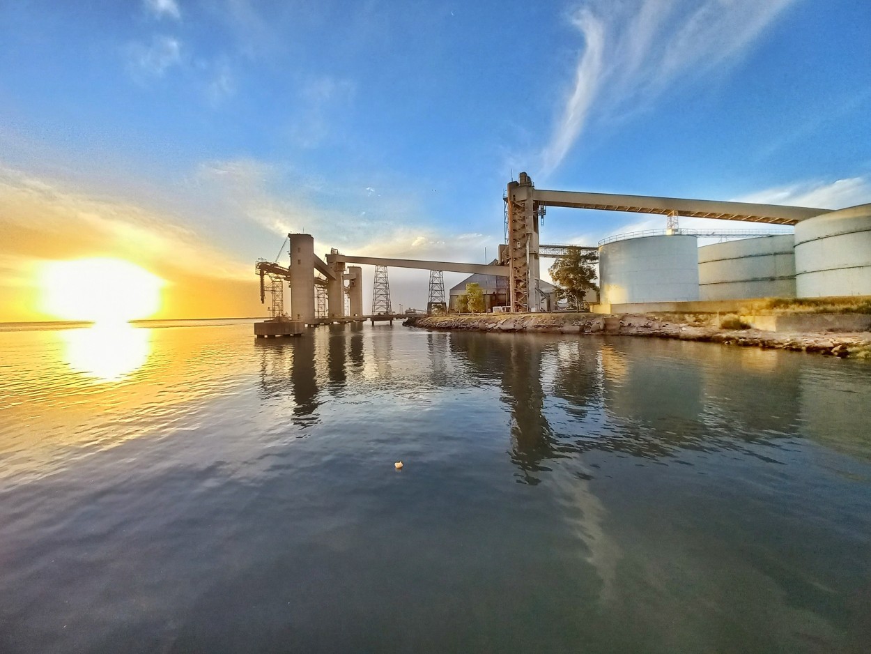 "Atardecer en el puerto" de Luis Fernando De Leo