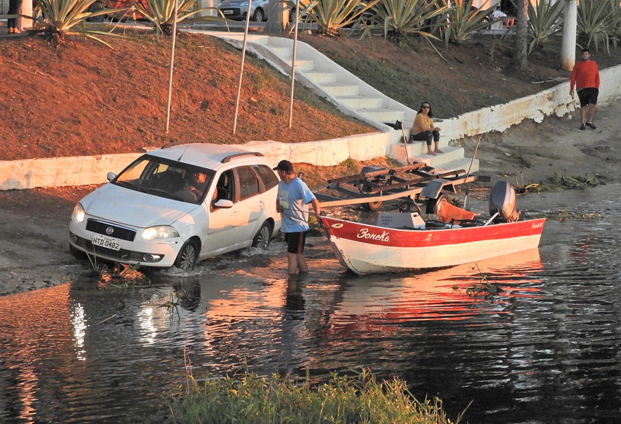 "Porto Geral em Corumb M.S. Rio Paraguai" de Decio Badari