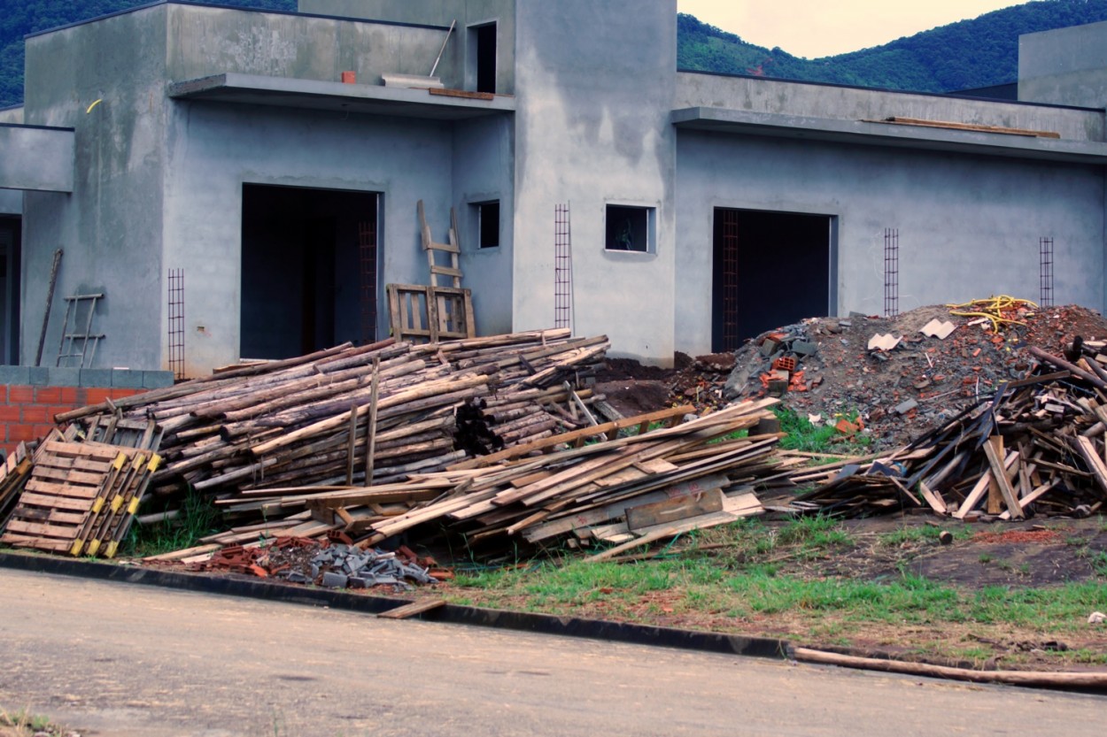 "Para uma casa, o meio ambiente sofre muito!" de Decio Badari