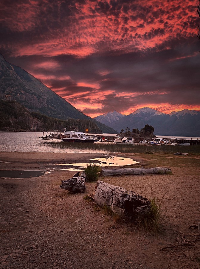 "Atardecer de fuego en Bahia Lopez" de Carlos Cavalieri